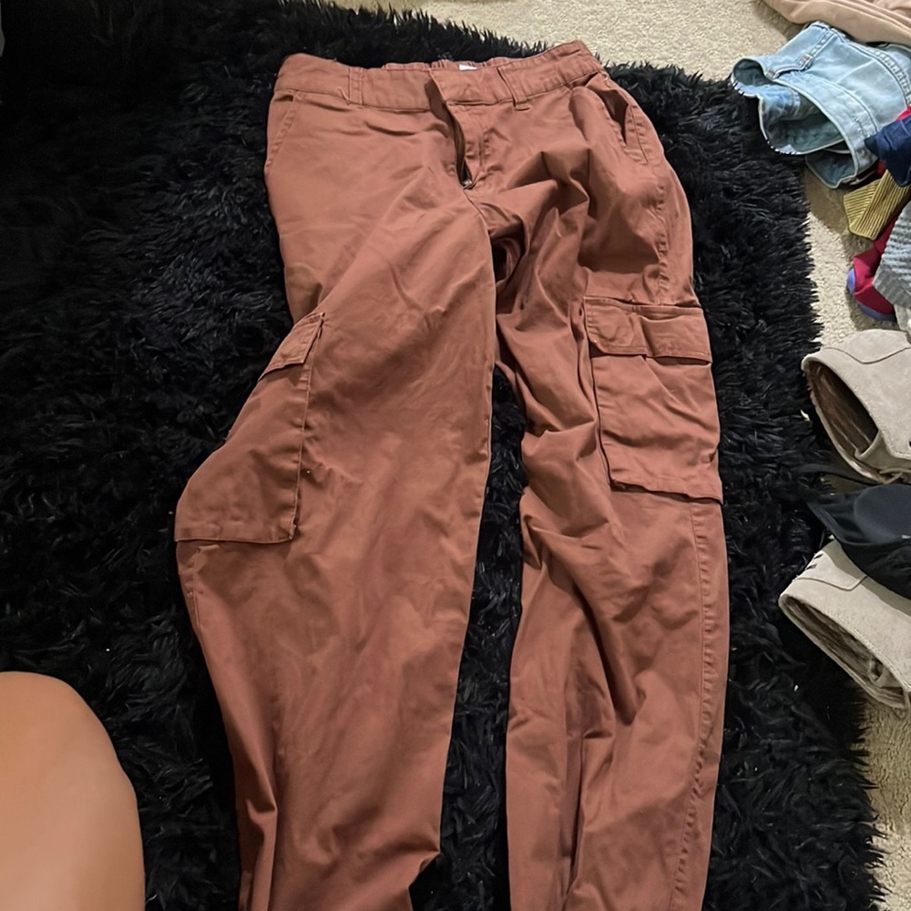 Tilly’s brown cargo pants